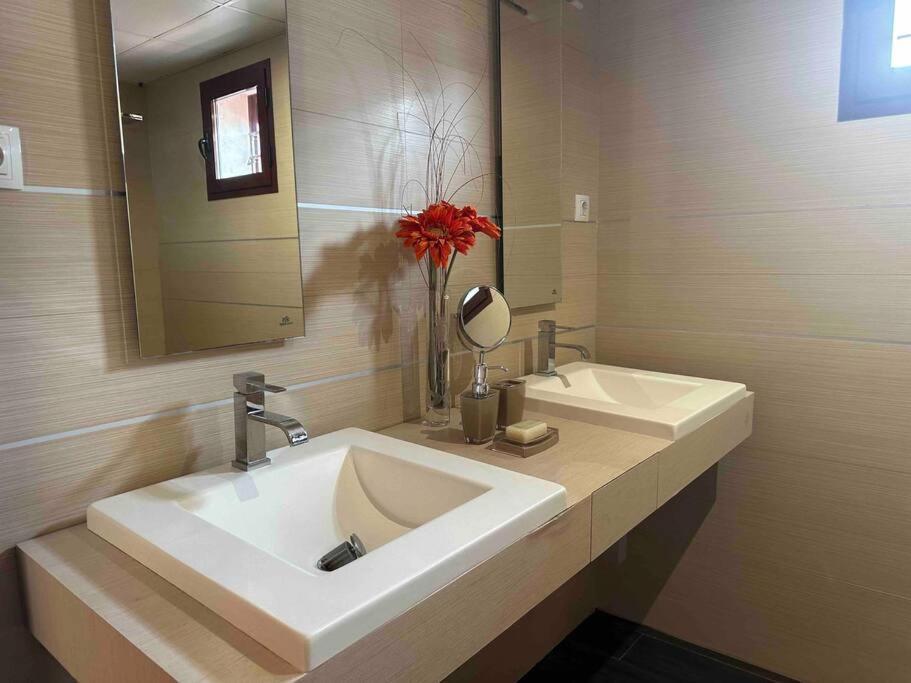 Modern 5-Bedroom Villa With Pool Montequinto Zewnętrze zdjęcie