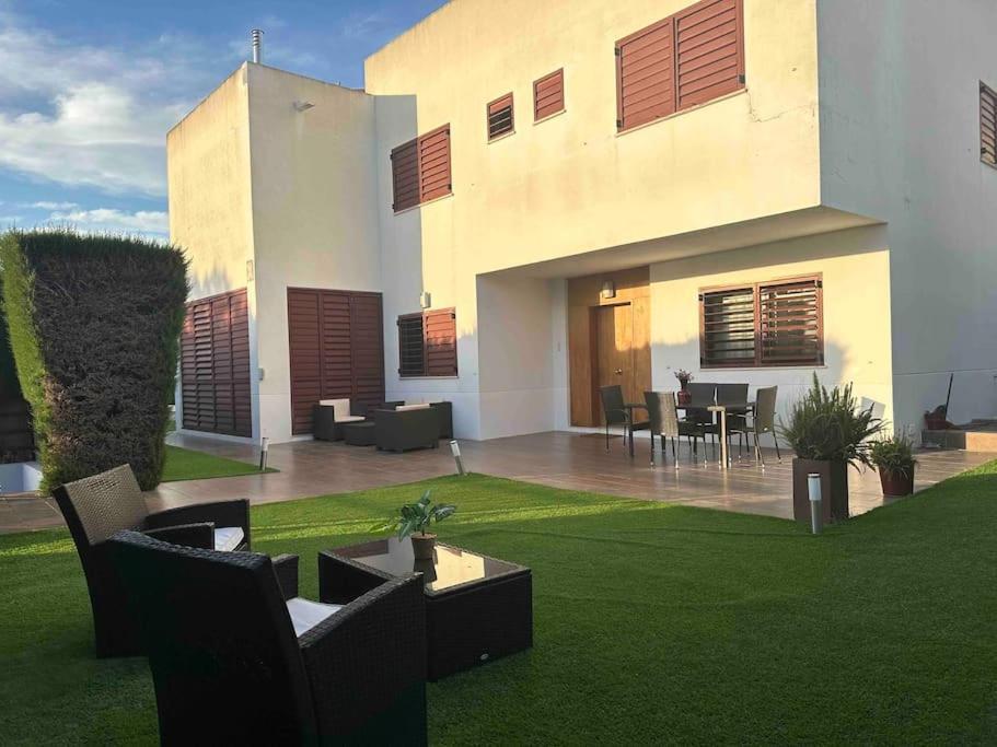 Modern 5-Bedroom Villa With Pool Montequinto Zewnętrze zdjęcie